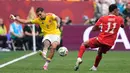 Pemain Kolombia Daniel Muñoz mengontrol bola melawan pemain Swiss Dan Ndoye selama pertandingan sepak bola babak 16 besar Piala Dunia antara Swiss dan Kolombia di Vancouver, British Columbia, Selasa, 7 Juli 2026. (AP Photo/Lindsey Wasson)