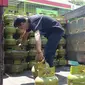 Salah seorang pegawai gas di salah pangkalan di Garut, Jawa Barat tengah menurunkan gas melon atau bersubsidi 3 kg. (Liputan6.com/Jayadi Supriadin)