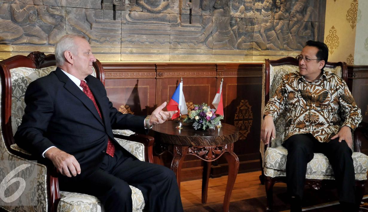 Ketua DPD RI Irman Gusman berbincang dengan Dubes Republik Ceko Ivan Hotek di ruang pimpinan gedung parlemen, senayan, Jakarta. Rabu (6/1/2016). Dalam kunjungannya memperkuat relasi antara Ceko dengan Indonesia. (Liputan6.com/JohanTallo)