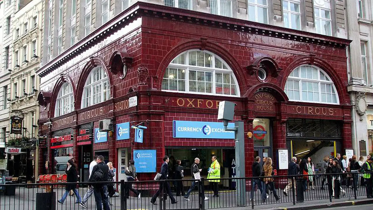 Bangunan Stasiun Oxford Circus di Oxford Street