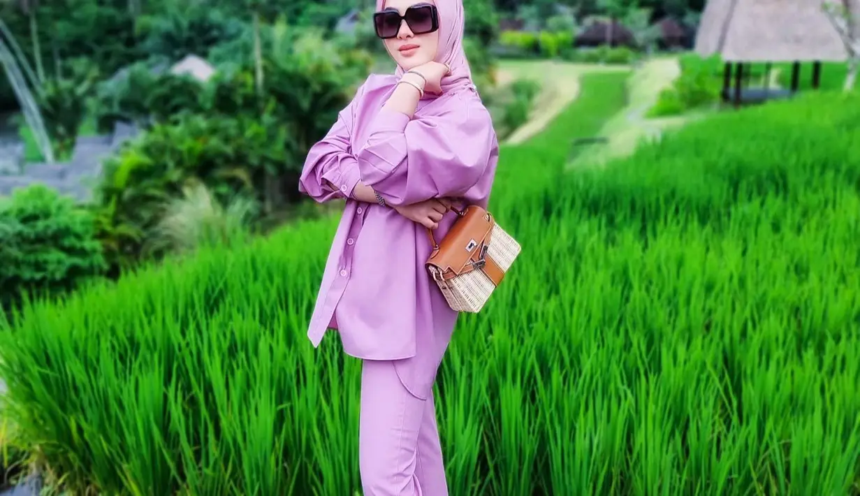 Syahrini memang senang bergaya penampilan yang glamor nan elegan. Seperti saat memakai outfit ungu yang kian menambah kesan menawan dari sosoknya. Pelantun lagu Cintaku Kandas ini kian terlihat kece ketika bergaya pakai kacamata hitam yang semakin menyempurnakan penampilannya. (Liputan6.com/IG/@princessyahrini)