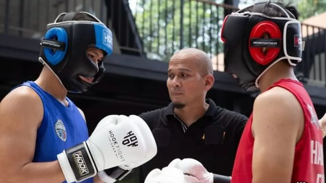 Robby R Sonjaya, saat menjadi wasit di salah satu ajang olahraga kick boxing (Liputan6.com/Istimewa)