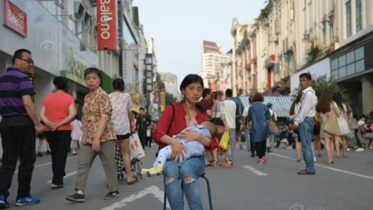 Menuntut ruang asi untuk menyusui anaknya, ibu ini menggelar aksi menyusui di jalan raya.