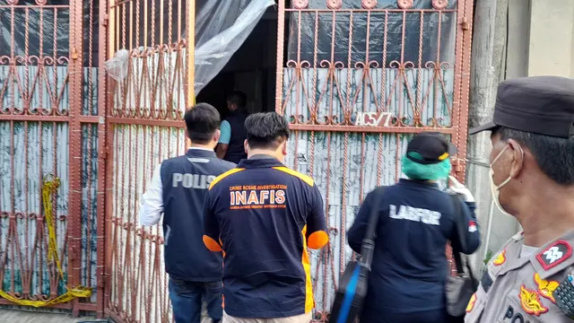 Olah TKP kasus sekeluarga tewas di perumahan Kalideres kembali digelar. (Lliputan6.com/Ady Anugrahadi)