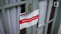 Ruang kerja komisioner KPU Wahyu Setiawan yang tertempel segel stiker dalam pengawasan KPK usai penggeledahan di Kantor KPU sementara, Jakarta, Kamis (9/1/2020).  Penggeledahan dan penyegelan terkait operasi tangkap tangan (OTT) KPK terhadap Wahyu pada 8 Januari kemarin. (Liputan6.com/Faizal Fanani)