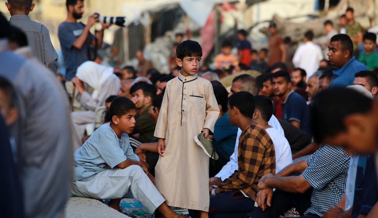 Jutaan warga terpaksa meninggalkan rumah mereka dan mengungsi di lokasi yang aman. (Bashar TALEB/AFP)