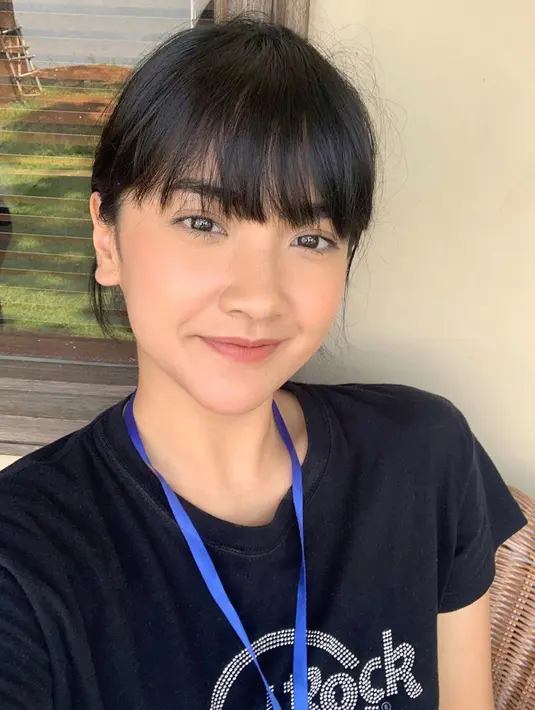 Manisnya Nadya Arina begitu terpancarkan saat tersenyum seperti ini. Pemeran Gwenny di film Magic Hour bila diperhatikan bisa bikin jatuh hati. Perempuan berusia 22 tahun terlihat lebih fresh saat berponi. (Liputan6.com/IG/@nadyaarina)