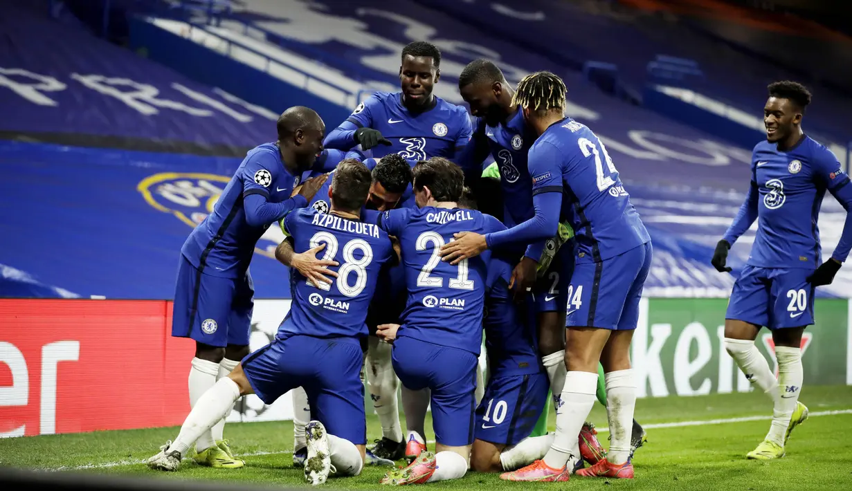 Para pemain Chelsea pun nampak berhamburan menyambut gol yang dicetak Emerson Palmeri. Bukan hanya mereka yang ada di lapangan saja, tapi mereka yang ada di tribune Stamford Bridge. (AP Photo/Matt Dunham)