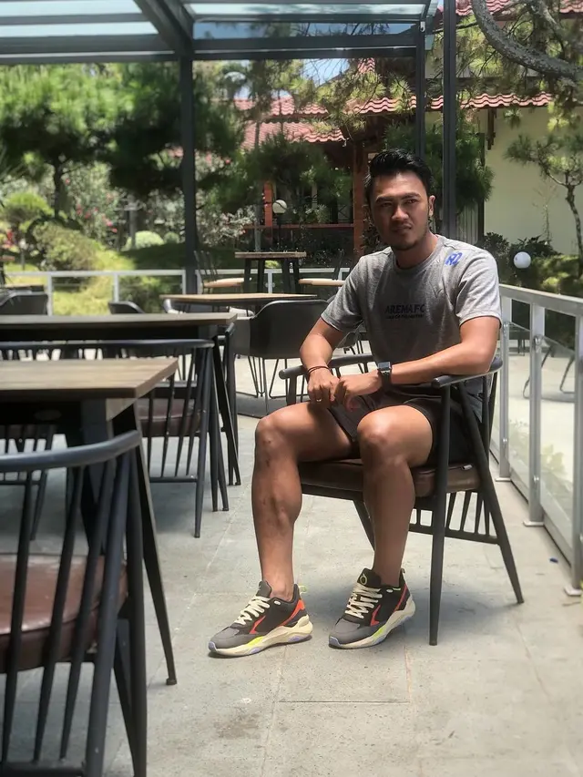 6 Gaya Kasual Rizky Dwi Febrianto saat di Luar Lapangan, Jadi Sorotan