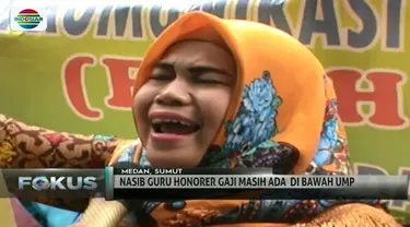 Digaji Rp 300-500 ribu per bulan, ratusan guru honorer di Medan, Sumatera Utara, menangis sambil nyanyikan Hymne Guru.