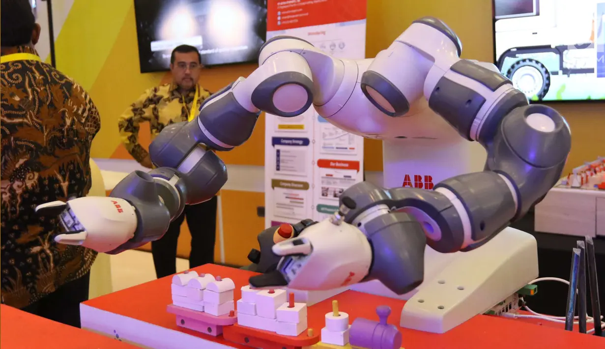 Sebuah robot dari produk teknologi industri ditampilkan dalam pameran Indonesia Industrial Summit 2018 di JCC, Jakarta, Rabu (4/4). Pameran tersebut merupakan pameran teknologi di bidang industri. (Liputan6.com/Angga Yuniar)