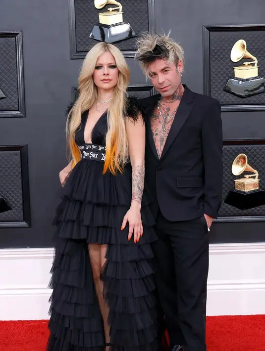 Momen Avril memakai dress dan tampil anggun saat Grammy 2022 dengan gaun ruffle asimetris. Mod Sun tampil edgy dengan setelan hitam tanpa dalaman(Foto: Instagram @modsun)