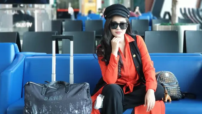 Potret Cantik Fitri Carlina Saat Memakai Topi