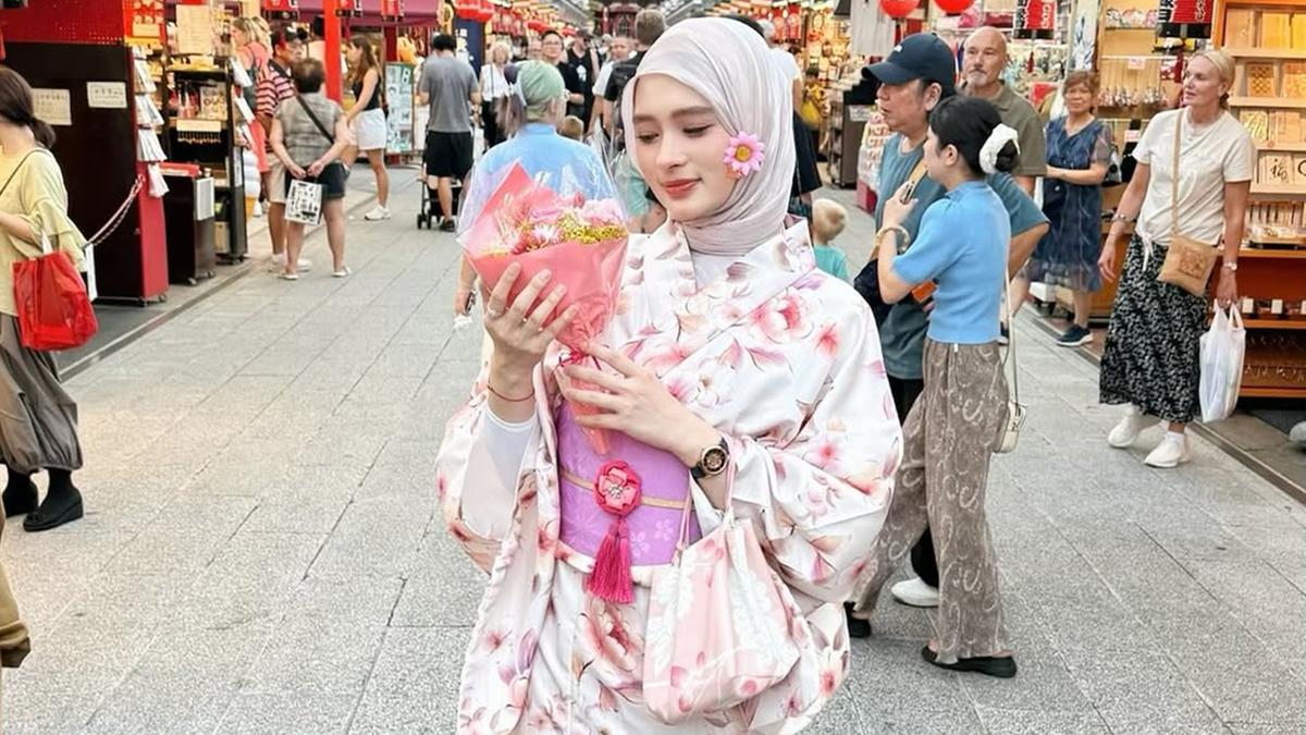 6 Gaya Inara Rusli Liburan di Jepang, Tampil Modis dengan Warna Lembut