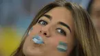 Fans cantik ini rela mewarnai wajah mereka dengan warna bendera ArgentinaBrasil, Senin (16/6/2014) (AFFP Photo/GABRIEL BOUYS)