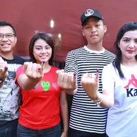 Keluarga Anang Hermansyah nyoblos di TPS 89. (Adrian Putra/Fimela.com)