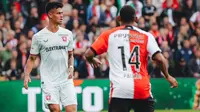 Pemain FC Twente, Mees Hilgers pada pertandingan kontra Feyenoord di ajang Liga Belanda 2024/2025. (X/FC Twente)