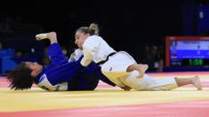 Atlet judo putri Indonesia, Maryam March Maharani (kiri) dijatuhkan pejudo Kosovo, Distria Krasniqi pada laga babak 16 besar kelas 52 kg putri Olimpiade Paris 2024 di Champ-de-Mars Arena, Paris, Minggu (28/7/2024). Maryam March Maharani kalah 0-10. (Dok. NOC Indonesia/Naif Muhammad Al'as)