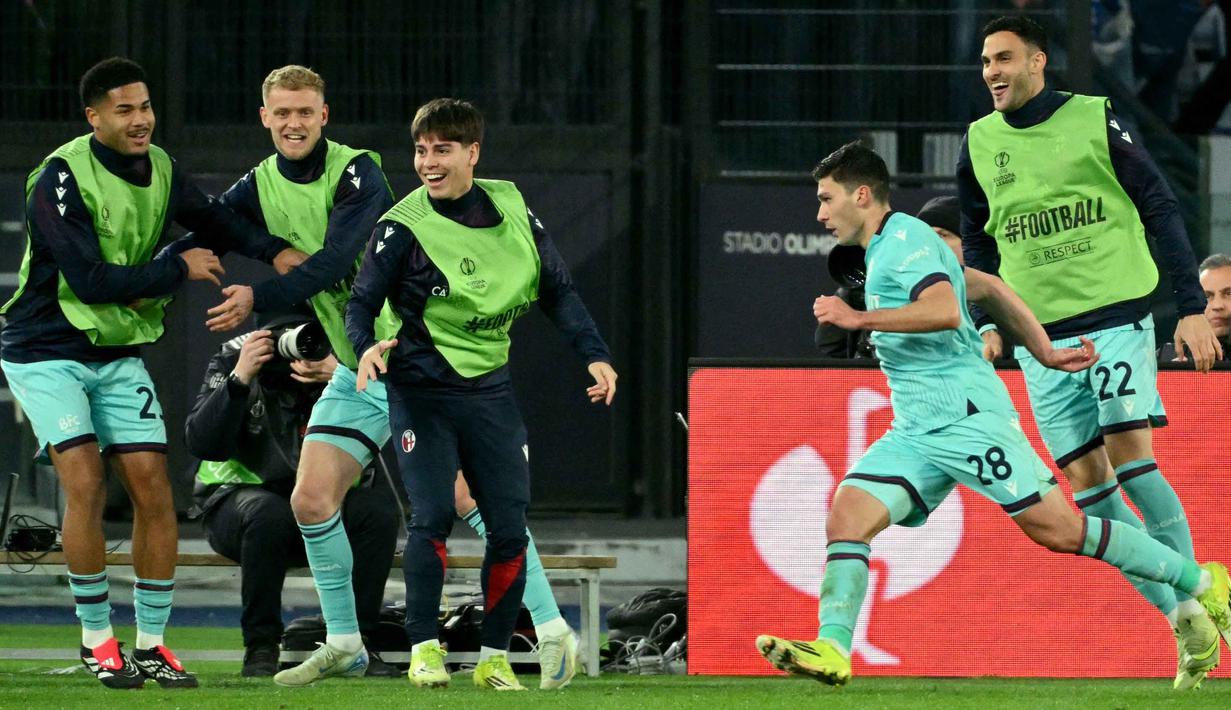 Empat gol Bologna dicetak masing-masing oleh Jonathan Rowe pada menit ke-22, Federico Bernardeschi (45+2 (P), Santiago Castro (58) dan Nicolo Cambiaghi (111). Tampak dalam foto, penyerang Bologna asal Italia, Nicolo Cambiaghi (kedua kanan) merayakan golnya pada pertandingan leg kedua 16 besar Liga Europa 2025/2026 melawan AS Roma di Stadion Olimpico, Kamis (19/3/2026) waktu setempat atau Jumat 20 Maret 2026 dini hari WIB. (Alberto PIZZOLI/AFP)