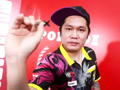 Tirta Suparjo kembali menunjukkan performa apik. Tirta dari tim Pirates keluar sebagai juara Darts National Competition (DNC) 2025 Series 02, Minggu (22/6/2025). (Bola.com/M Iqbal Ichsan)