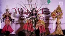 Finalis Puteri Indonesia asal Jambi tampil dengan busana daerah pada Malam Bakat Seni dan Budaya Puteri Indonesia 2018, Jakarta, Selasa (6/3). Para finalis tampil anggun dan cantik dengan busana yang dirancang desainer lokal. (Liputan6.com/Faizal Fanani)