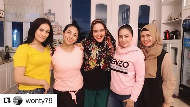 6 Potret Siti KDI Bareng Rekan Artis, Selalu Luangkan Waktu Untuk Bertemu