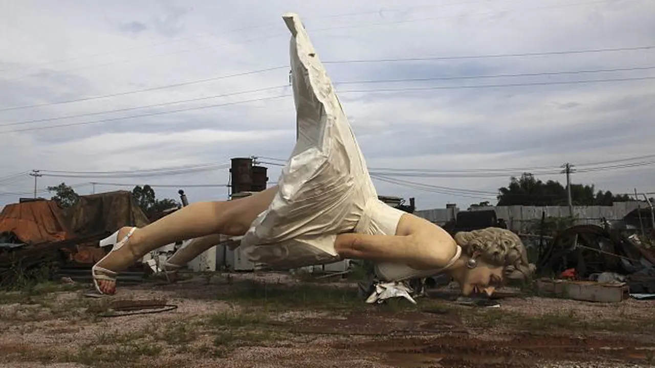 Patung Jumbo Marilyn Monroe di Tempat Sampah