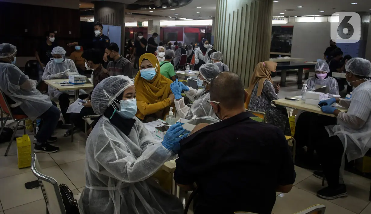Suasana vaksinasi massal di Pasar Tanah Abang, Jakarta, Sabtu (31/7/2021). Menko Marves Luhut Binsar Pandjaitan meminta Kemenkes bersama TNI-Polri terus mempercepat program vaksinasi COVID-19 hingga mencapai dua juta suntikan per hari mulai Agustus 2021. (Liputan6.com/Johan Tallo)