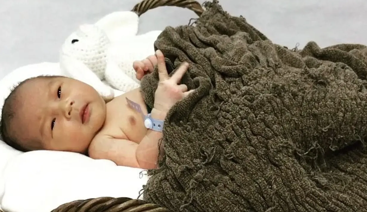 Rona bahagia pastinya masih mewarnai keluarga kecil Rinni Wulandari dan Jevin Julian yang baru saja dikaruniai anak pertama berjenis kelamin laki-laki. Baru satu hari lahir, potret menggemaskannya pun sudah beredar. (Instagram/rinni_w)