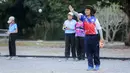 Pada SEA Games 2025 di Thailand, petanque menjadi salah satu cabang olahraga yang dipertandingkan. Tampak dalam foto, atlet muda Thailand saat memainkan olahraga Petanque di Lapangan Latih Dua Kompleks 700th Anniversary of Chiang Mai Stadium, Kamis (11/12/2025). (Bola.com/Bagaskara Lazuardi)