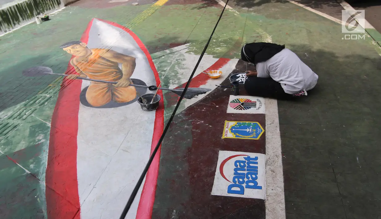 Seorang siswi membuat lukisan mural tiga dimensi berbentuk atlet dayung di trotoar jalan di kawasan Danau Sunter, Jakarta, Senin (26/3). Selain itu mural tersebut dibuat untuk dijadikan sebagai objek wisata. (Liputan6/Arya Manggala)