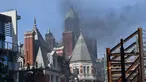 Asap hitam terlihat membubung dari atap Hotel Mandarin Oriental yang mengalami kebakaran di London, Inggris, Rabu (6/6). Sebanyak 20 unit pemadam kebakaran dan 120 petugas pemadam dikerahkan untuk menjinakkan api tersebut. (AFP / Ben STANSALL)