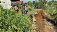 Longsor putus jalan penghubung dua kecamatan di Kabupaten Sukabumi (Liputan6.com/Fira Syahrin).