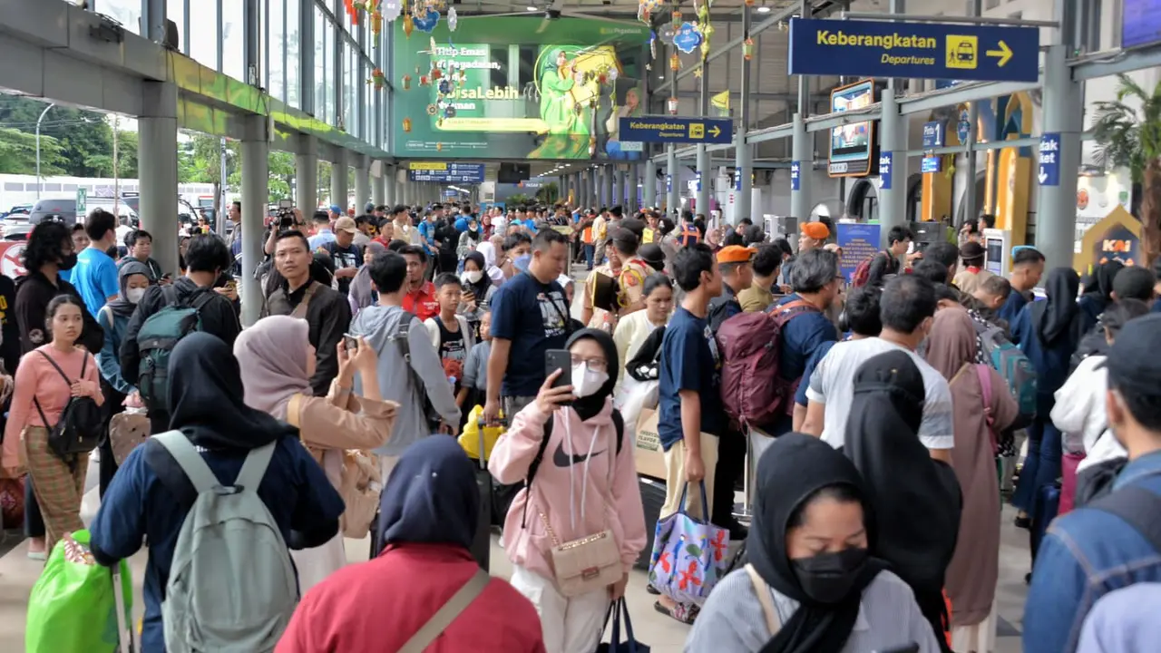 Posko Pusat Angkutan Lebaran Terpadu 2024 melaporkan pengguna angkutan umum tercatat sudah mencapai 1.181.705 orang pada H-3 Mudik Lebaran 2024. (dok Kemenhub)