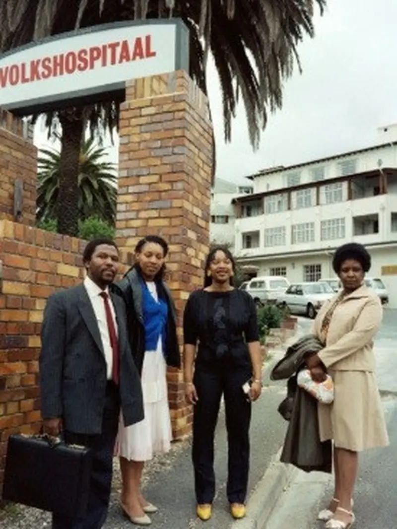 File gambar dari November 1985 di puncak era apartheid: Winnie Madikizela-Mandela bersama putrinya Zenani (tengah),dan Zindzi (kiri), saat mengunjungi Nelson Mandela setelah ia menjalani operasi di Rumah Sakit Cape Town. (AFP Photo/Gideon Mendel)