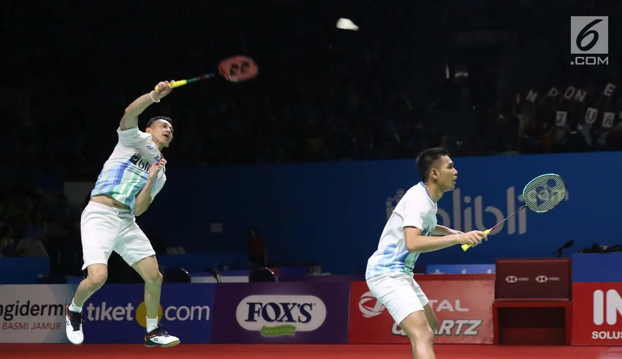 Pebulu tangkis ganda putra Indonesia, Fajar Alfian/M Rian Ardianto saat melawan Huang Kai Xiang/Liu Cheng (China) di Babak 32 besar Indonesia Open 2019 di Istora Senayan, Jakarta, Rabu (17/7/2019). Fajar/Rian unggul 18-21, 21-14, 21-16. (Liputan6.com/Helmi Fitrhiansyah)