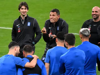 Pelatih Yunani, Gus Poyet berbicara kepada para pemainnya selama sesi latihan di Stade de France di Saint-Denis, utara Paris pada 18 Juni 2023. (AFP/Franck Fife)