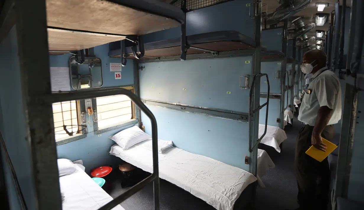 Petugas memeriksa gerbong kereta api yang disiapkan untuk menjadi pusat perawatan pasien Covid-19, saat Ibu Kota India berjuang menahan lonjakan kasus virus corona, di New Delhi, Rabu (1/7/2020). New Delhi menjadi kota dengan penularan paling parah di India, diikuti Mumbai. (AP Photo/Manish Swarup)