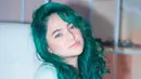Rambut hijau emerald Marshanda terlihat begitu mencuri perhatian berkat warnanya yang terang dan segar. Ia tampil memukau dalam sesi pemotretan dengan gaya playful yang penuh percaya diri. Banyak yang memuji perubahan ini dan menyebut Marshanda terlihat semakin menawan. (Liputan6.com/IG/@marshanda99)