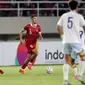 Pemain Timnas Indonesia U-23, Ivar Jenner (tengah), mengontrol bola&nbsp;dibayangi pemain Chinese Taipei U-23 dalam pertandingan Grup K Kualifikasi Piala Asia U-23 2024 di Stadion Manahan, Solo, Sabtu (9/9/2023). (Bola.com/Arief Bagus Prasetiyo)