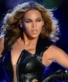 Saat Superbowl 2018, Beyonce mengalami malfungsi busana yang membuat puting payudaranya terlihat dari samping. (Madailygist)
