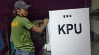 Salah satu petugas TPS di Kota Palembang saat mempersiapkan logistik Pemilu (Liputan6.com / Nefri Inge)