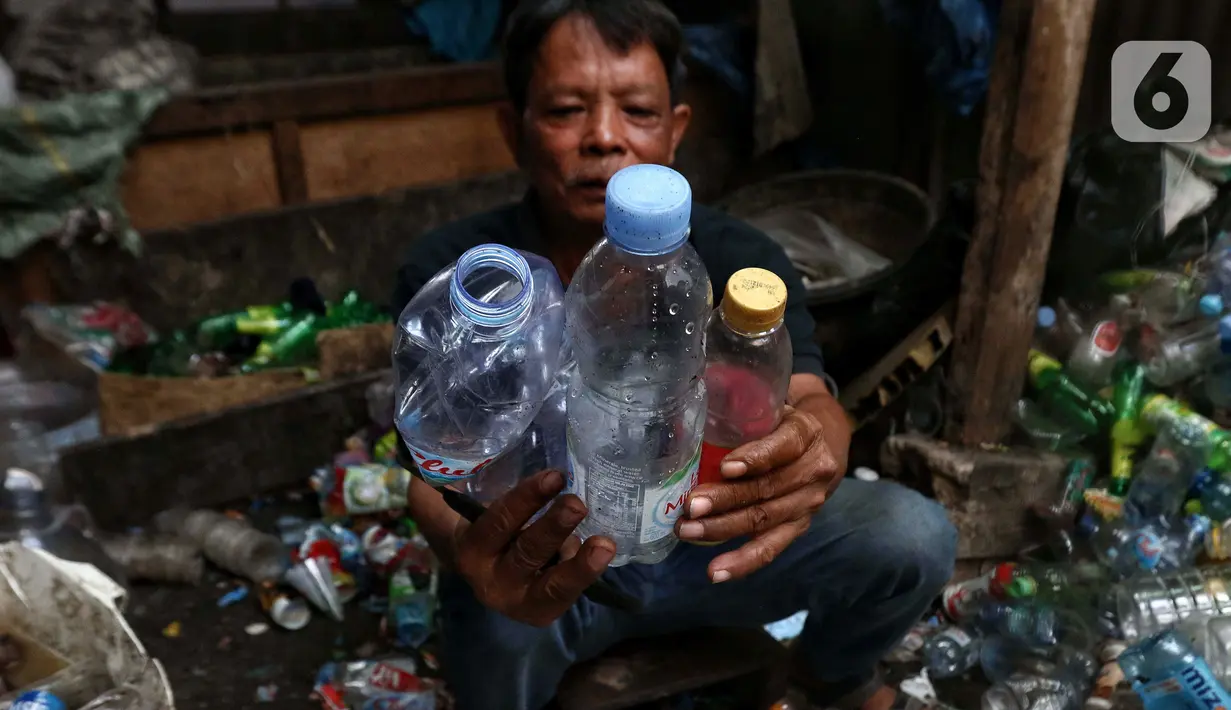 Pria asal Banjarnegara, Karno (56) memperlihatkan sampah botol plastik di lapak miliknya di wilayah Kebon Jeruk, Jakarta Barat, Jumat (21/7/2023). (Liputan6.com/Angga Yuniar)
