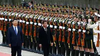 Presiden Rodrigo Duterte disambut Presiden Xi Jinping dalam lawatannya ke Beijing (Reuters)