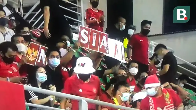 Suporter Timnas Indonesia saat menyaksikan duel melawan Kamboja pada laga perdana penyisihan Grup B Piala AFF 2020 di Stadion Bisham, Singapura. (Bola.com/Ario Yosia)