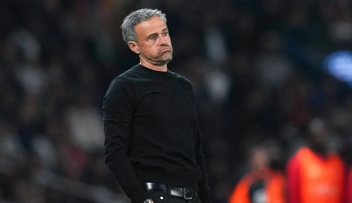Pelatih PSG, Luis Enrique, tampak kecewa setelah anak asuhnya dipecundangi Nice dengan skor 1-3 pada pekan ke-31 di Stadion Parc des Princes, Paris, Sabtu (26/4) dini hari WIB. (AP Photo/Thibault Camus)