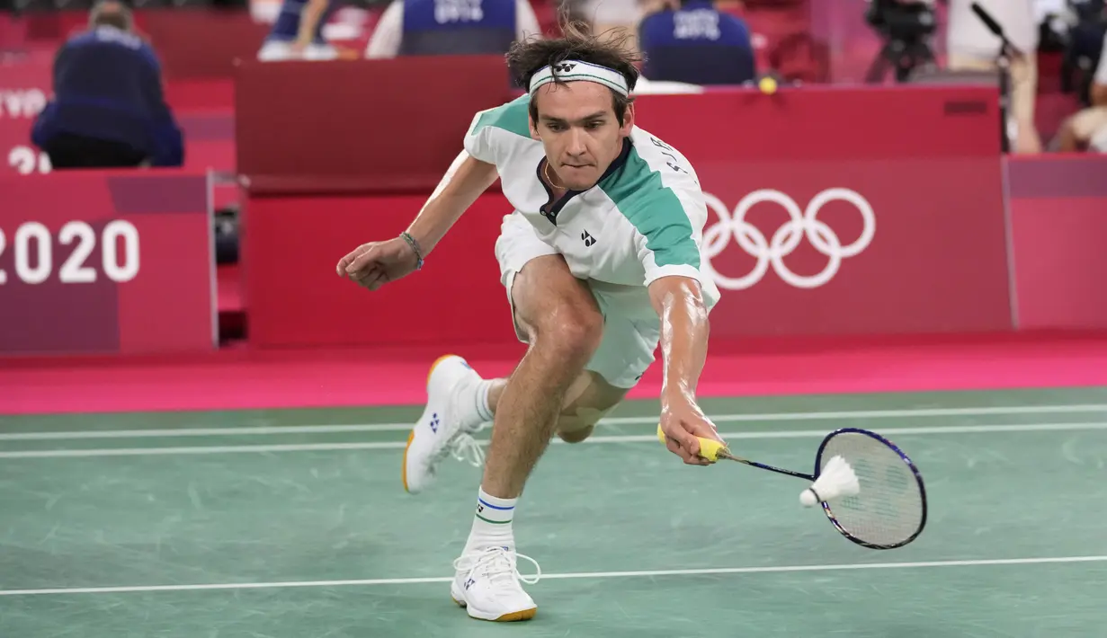 Pebulu tangkis Rusia Sergey Sirant saat bertanding melawan pebulu tangkis Indonesia Anthony Sinisuka Ginting pada penyisihan grup tunggal putra Olimpiade Tokyo 2020 di Tokyo, Jepang, Rabu (28/7/2021). Anthony Ginting lolos ke 16 besar Olimpiade Tokyo 2020. (AP Photo/Dita Alangkara)