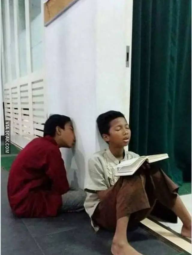 8 Potret Kocak Bocah Tidur di Tempat Umum Ini Nyeleneh Banget