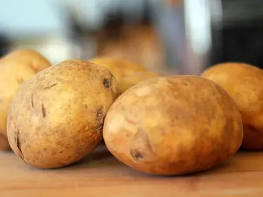 Ternyata kulit kentang mengandung vitamin B dan sejumlah mineral lainnya yang jumlahnya mencapai 20 persen. Itu makanya, kalau makan kentang memang sebaiknya dikonsumsi bersama dengan kulitnya. Tapi jangan lupa dicuci sampai bersih ya? (Istimewa)