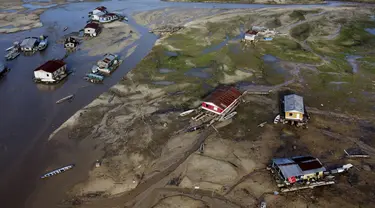 Rumah perahu berada di tengah lahan yang terkena dampak kekeringan dekat Sungai Solimões, Tefe, Amazonas, Brasil, Rabu (19/10/2022). Fenomena kekeringan ini telah terjadi selama berbulan-bulan dan dikatakan menjadi kondisi kekeringan yang mencapai titik kritis. (AP Photo/Edmar Barros)